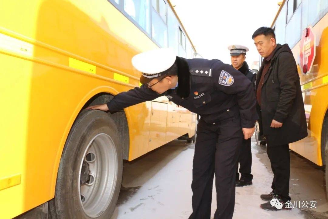 開學在即，金昌交警為校車“體檢”