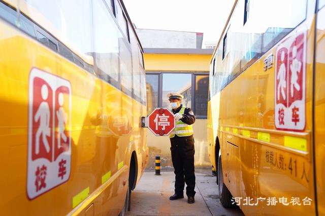 河北遵化：校車檢查 迎開(kāi)學(xué)
