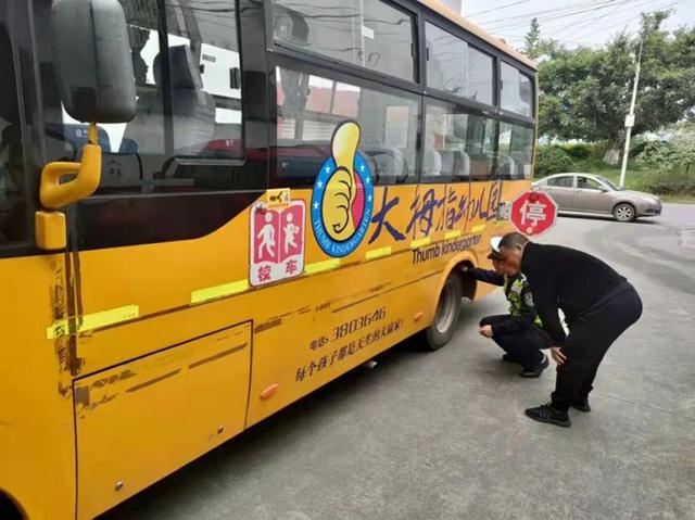 德陽(yáng)市旌陽(yáng)交警大隊(duì)開(kāi)展春季開(kāi)學(xué)校車(chē)安全大檢查