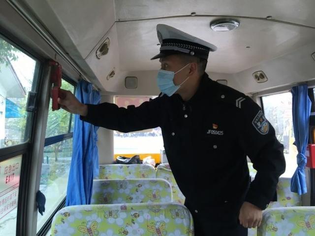 德陽(yáng)市旌陽(yáng)交警大隊(duì)開(kāi)展春季開(kāi)學(xué)校車(chē)安全大檢查