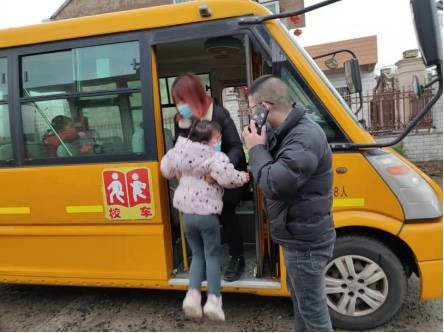 寶應(yīng)縣安宜鎮(zhèn)沿河幼兒園開(kāi)展校車(chē)突發(fā)事故應(yīng)急疏散演練