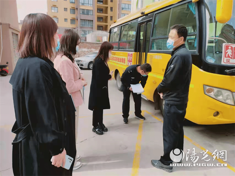 長武校車安全檢查 全力保障學(xué)生平安上下學(xué)