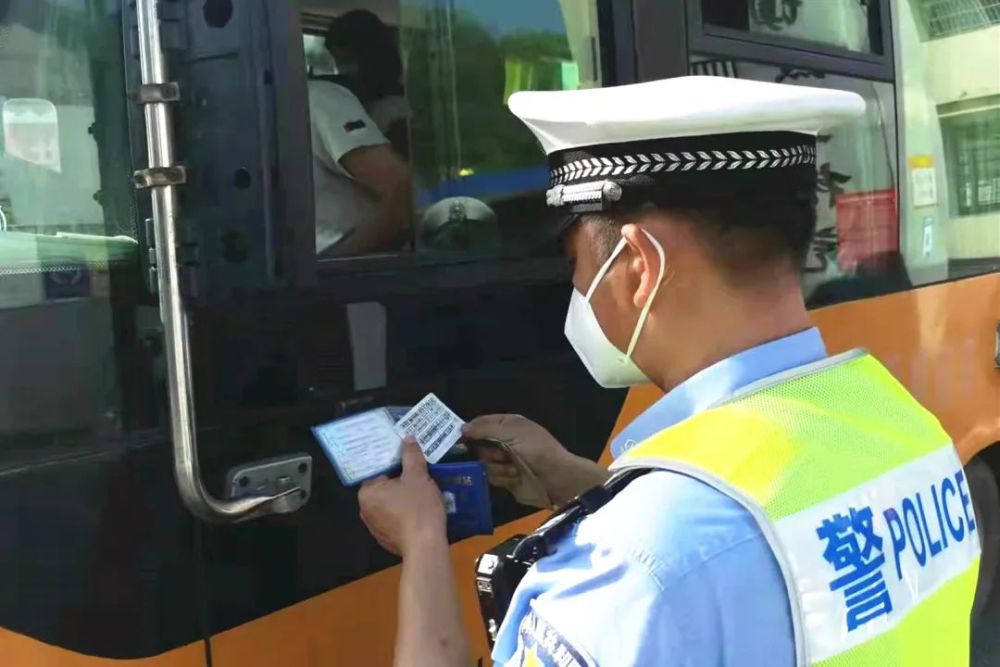 交警大隊開展校車安全突擊檢查，護(hù)航平安上學(xué)路
