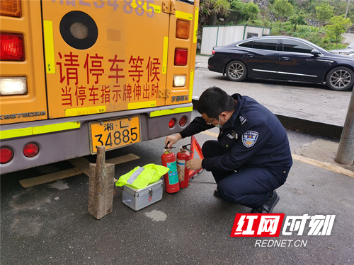 桂陽(yáng)交警開(kāi)設(shè)綠色通道 為全縣校車集中“體檢”