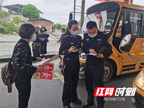 桂陽(yáng)交警開(kāi)設(shè)綠色通道 為全縣校車集中“體檢”