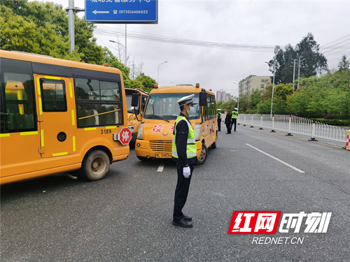 桂陽(yáng)交警開(kāi)設(shè)綠色通道 為全縣校車集中“體檢”