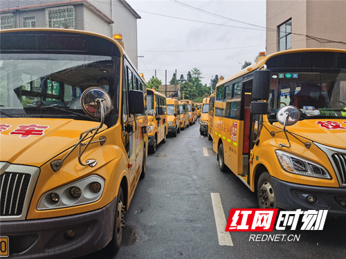 桂陽(yáng)交警開(kāi)設(shè)綠色通道 為全縣校車集中“體檢”