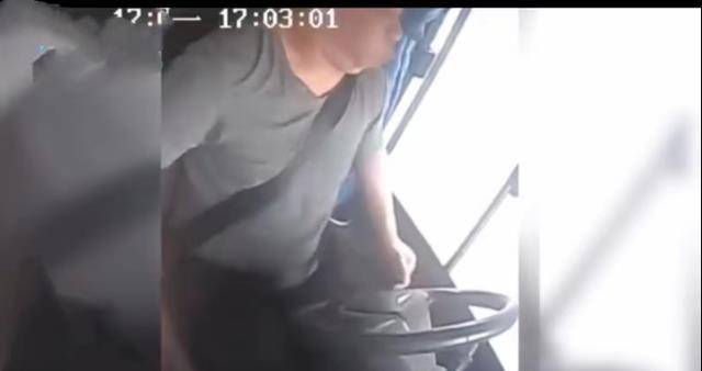 感動(dòng)！校車司機(jī)駕車時(shí)突發(fā)腦梗，倒下前拼盡最后力氣保全13名幼兒