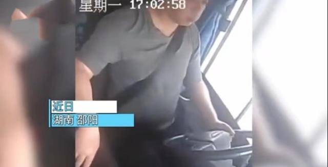感動(dòng)！校車司機(jī)駕車時(shí)突發(fā)腦梗，倒下前拼盡最后力氣保全13名幼兒