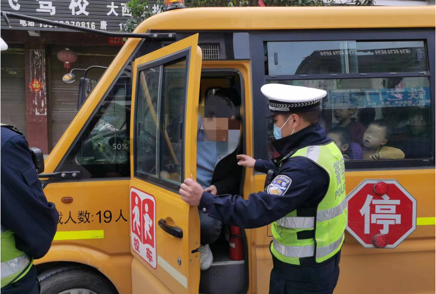 超員，校車司機準(zhǔn)駕不符……全州交警開展校車安全整治