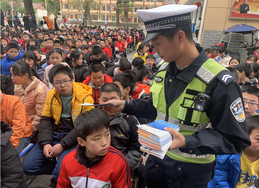 超員，校車司機準(zhǔn)駕不符……全州交警開展校車安全整治