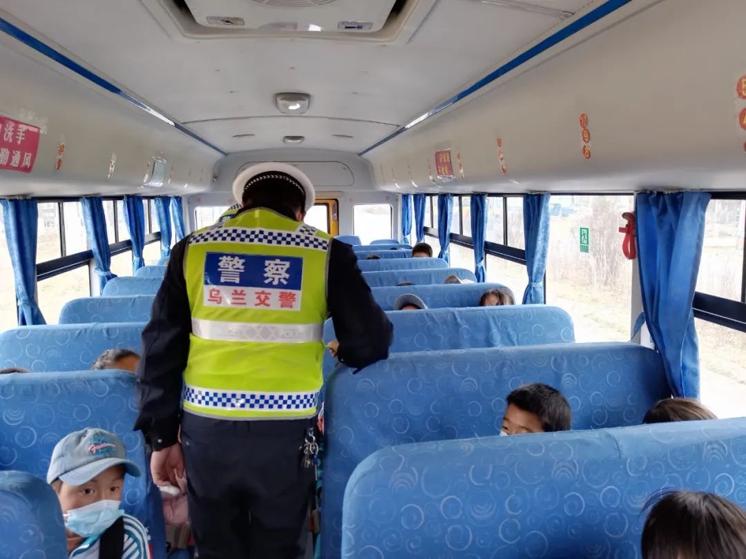 烏蘭交警對校車安全進(jìn)行突擊檢查