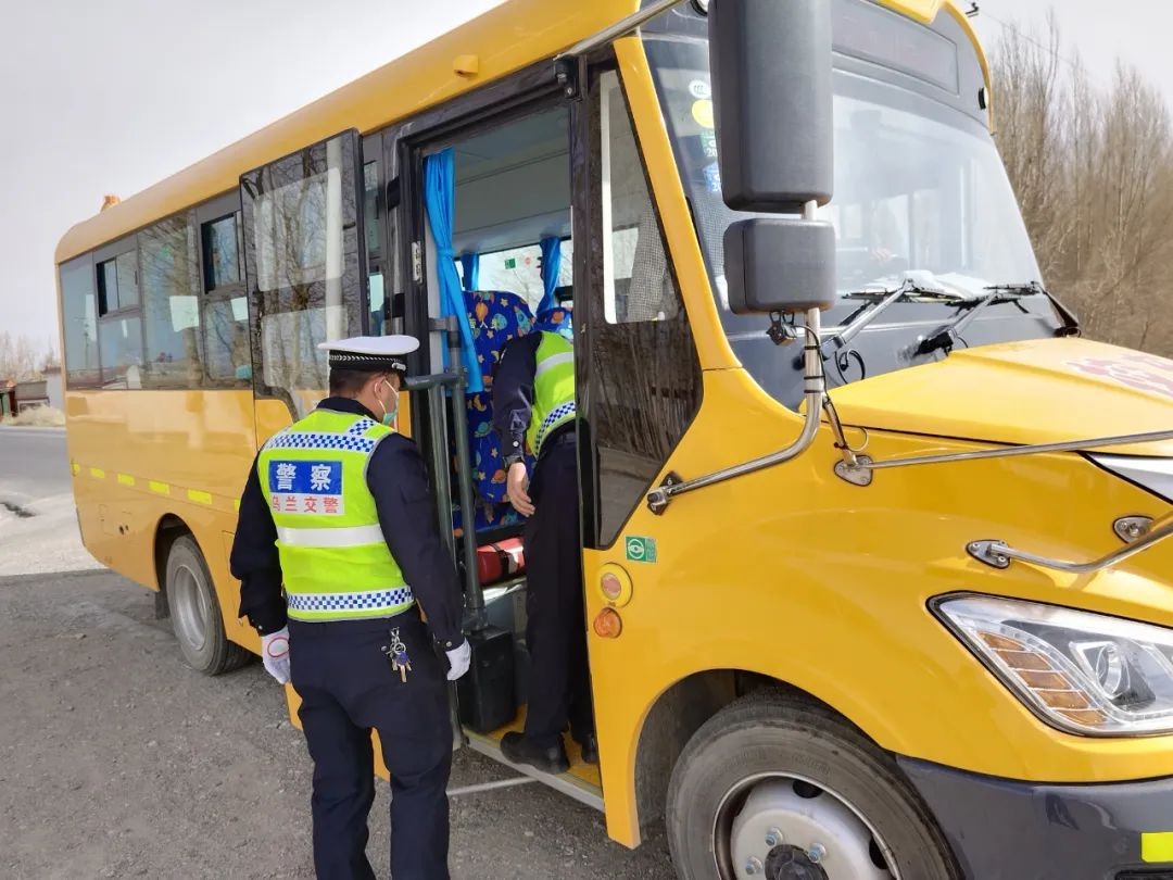 烏蘭交警對校車安全進(jìn)行突擊檢查