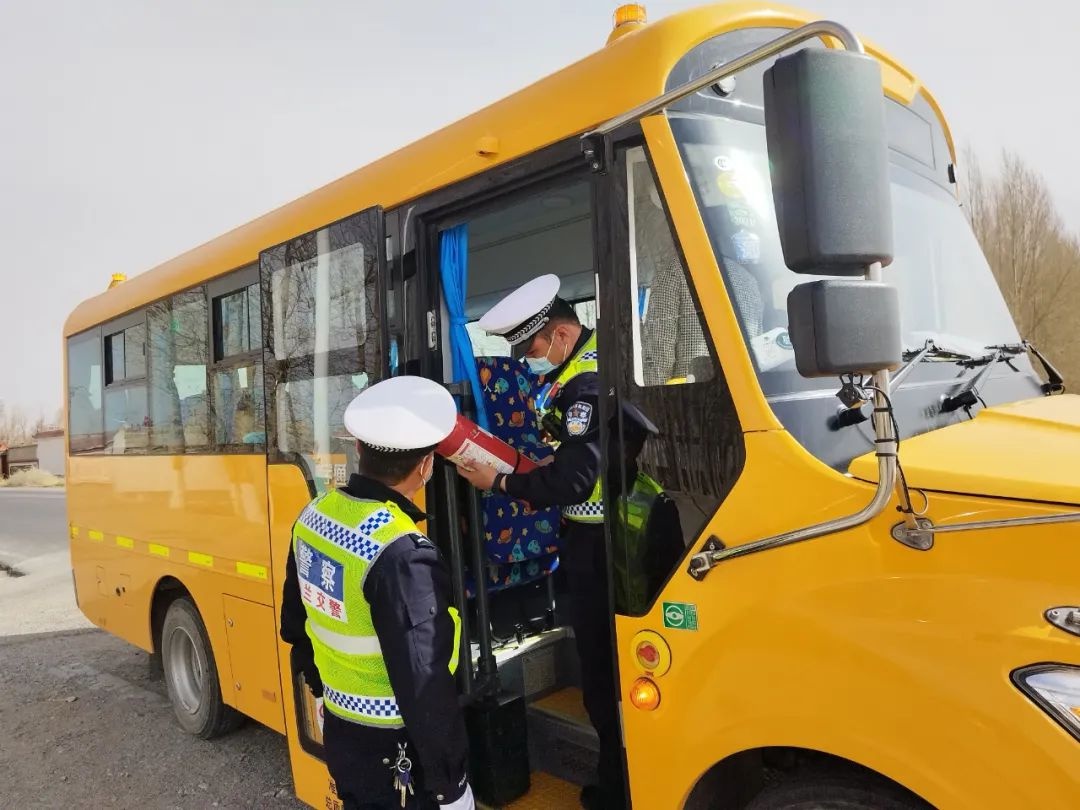烏蘭交警對校車安全進(jìn)行突擊檢查