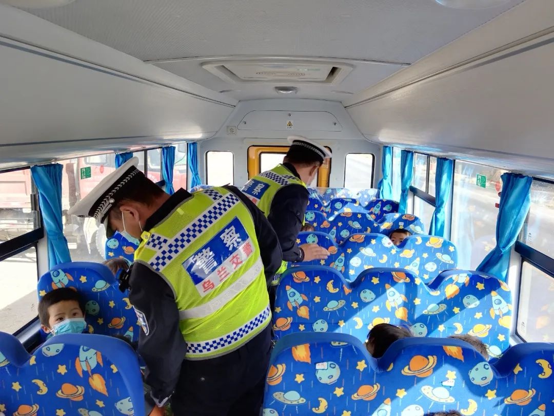 烏蘭交警對校車安全進(jìn)行突擊檢查