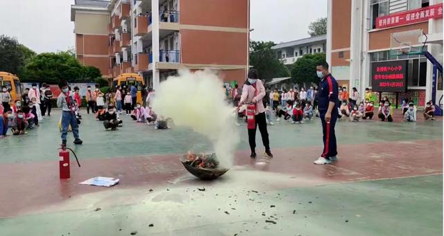 長(zhǎng)沙縣果園鎮(zhèn)中心小學(xué)：開展校車應(yīng)急疏散演練 確保學(xué)生乘車安全