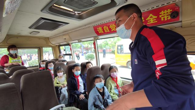 長(zhǎng)沙縣果園鎮(zhèn)中心小學(xué)：開展校車應(yīng)急疏散演練 確保學(xué)生乘車安全