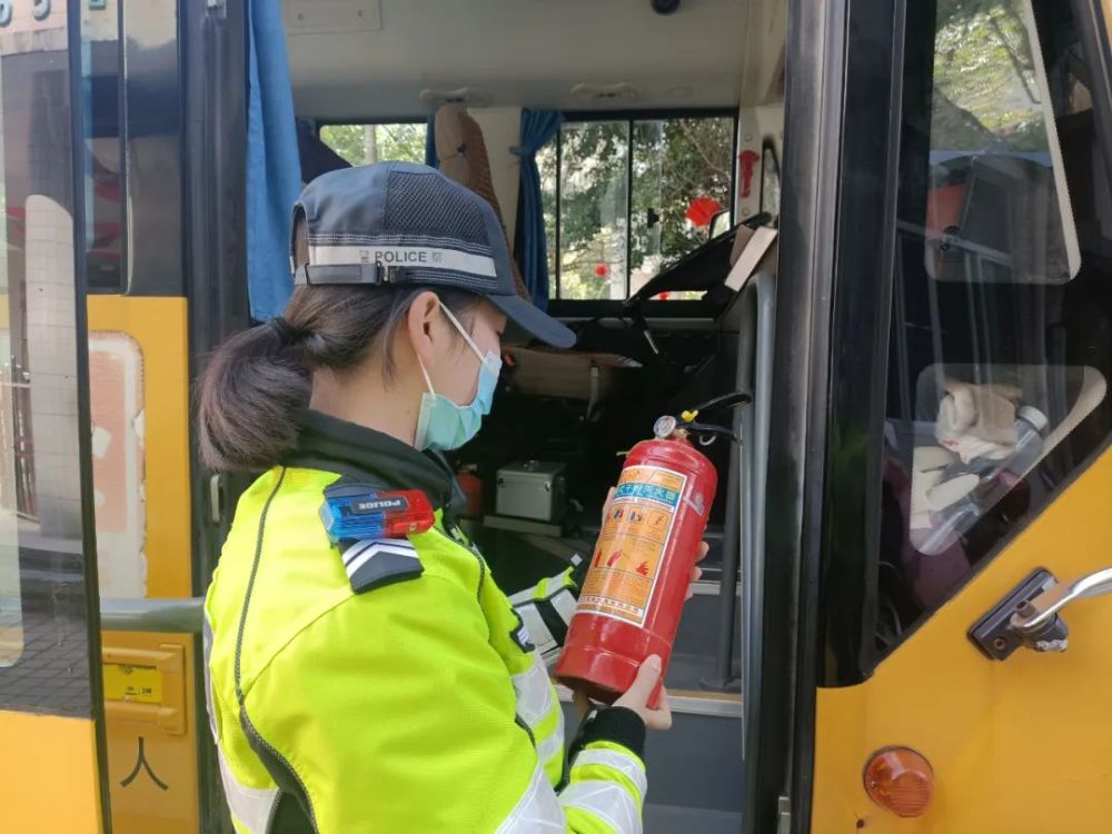 寧德交警開展校車安全檢查，為學校復課加把“安全鎖”