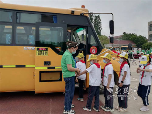 多方合力護(hù)航學(xué)生路途安全 江夏區(qū)金口街開(kāi)啟新的校車(chē)運(yùn)營(yíng)模式