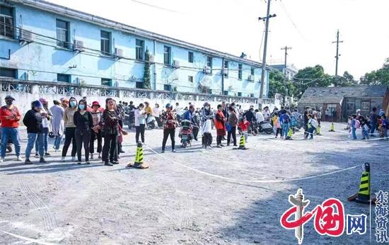 興化市垛田中心小學校車行車難、家長接送停車難“有事好商量”現(xiàn)場辦公一朝解