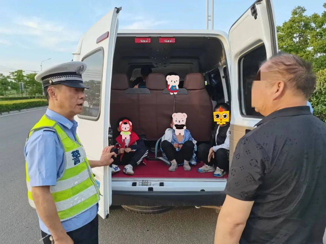 六安一“黑校車”嚴(yán)重超員！