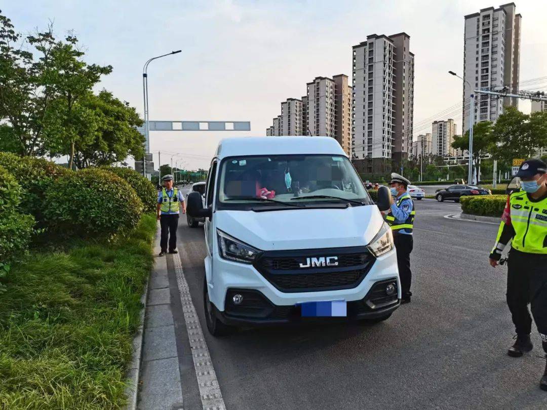 六安一“黑校車”嚴(yán)重超員！