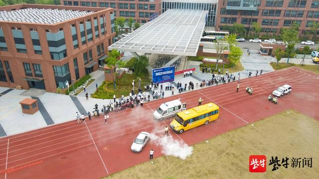 校車發生交通事故，并引發自燃？原是多部門聯合開展校車突發事故應急演練