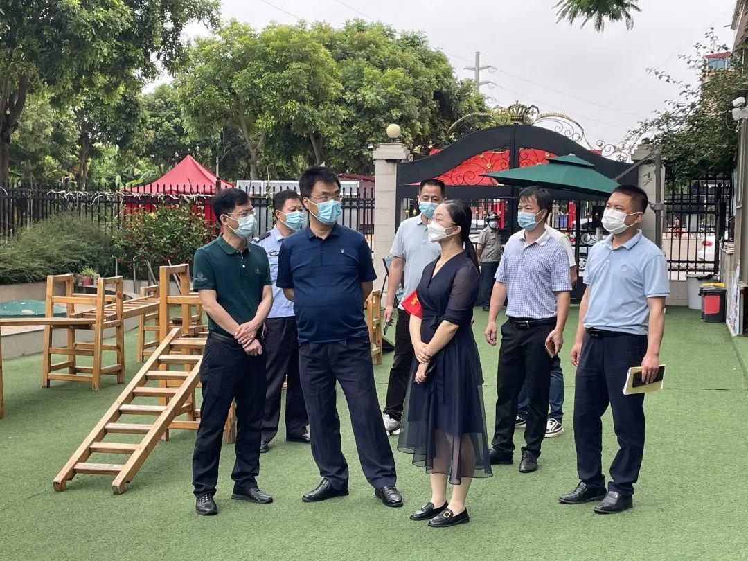 仙游教育·每日一圖｜黃朝陽(yáng)帶隊(duì)檢查幼兒園校車安全管理工作
