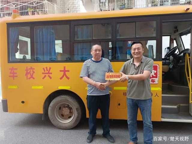 鄂州大興聯運推出“黨員示范車”，打造靚麗的城市風景線