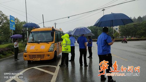 寧遠(yuǎn)：開展校車安全專項(xiàng)整治  護(hù)航學(xué)生安全出行2_副本500.jpg