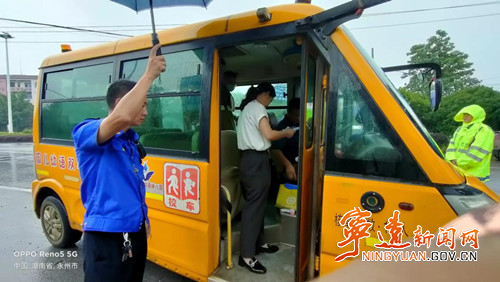 寧遠(yuǎn)：開展校車安全專項(xiàng)整治  護(hù)航學(xué)生安全出行_副本500.jpg