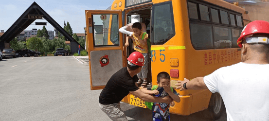澧縣校車公司強(qiáng)化“安全生產(chǎn)月”開展救援演練活動(dòng)