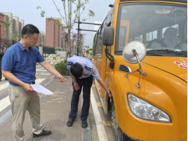 督導組走進高新校園，對校車安全進行專項檢查