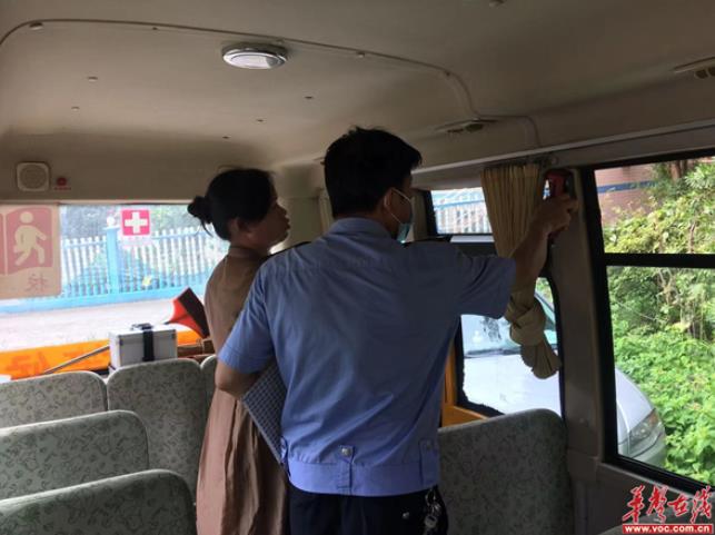 擰緊校車(chē)“安全閥”！洪江區(qū)校車(chē)辦開(kāi)展暑假校車(chē)安全專(zhuān)項(xiàng)檢查