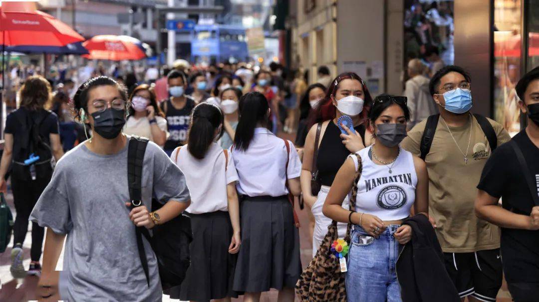 反彈再創(chuàng)新高！香港疫情惡化，“校車群組”擴(kuò)大，逾2000大廈“淪陷”