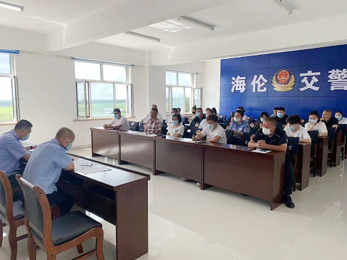 海倫市公安局交警大隊召開約談貨運企業(yè)、校車公司負責人會議