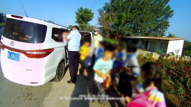 夏季整治百日行動丨“黑校車”超員上路，舞陽交警嚴(yán)查嚴(yán)懲，絕不姑息！