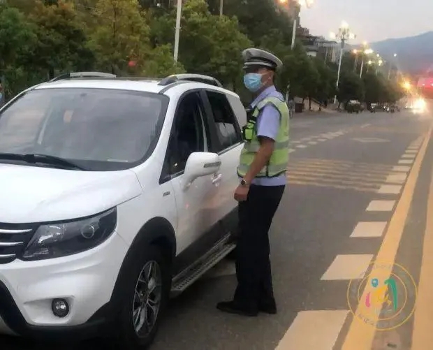 福建街頭這輛“黑校車”，栽了！