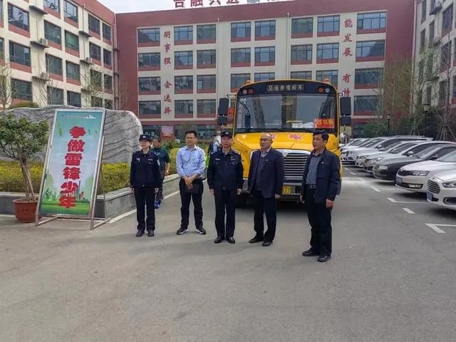 滕州市公安局到學(xué)校開展校車火情消防演練安全培訓(xùn)與應(yīng)急疏散演練活動(dòng)