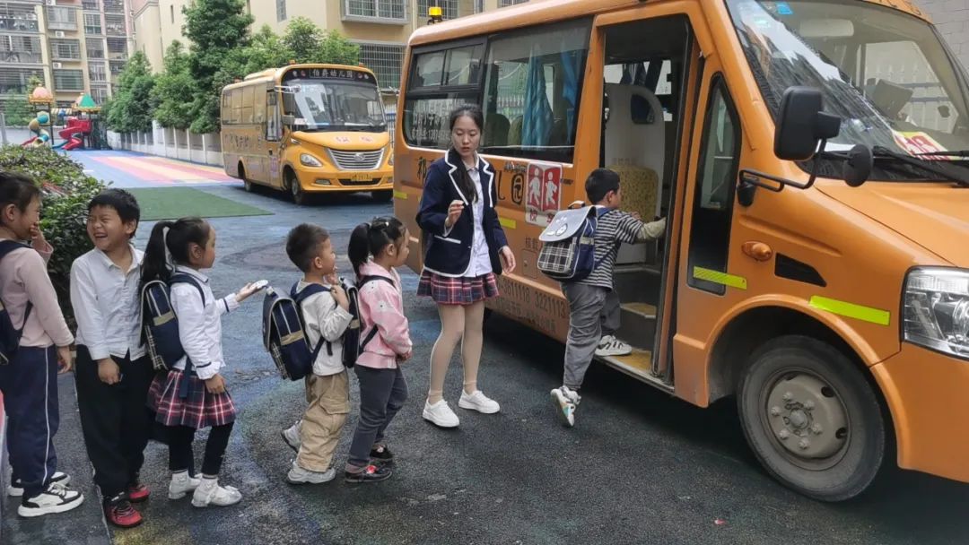 安全乘車，平安“童”行--祁陽市伯爵幼兒園校車安全應急演練