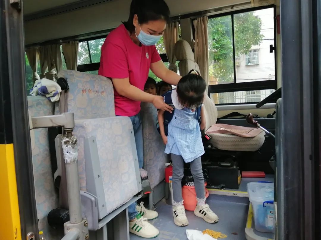 安全乘車，平安“童”行——2023學(xué)年下學(xué)期校車安全應(yīng)急演練