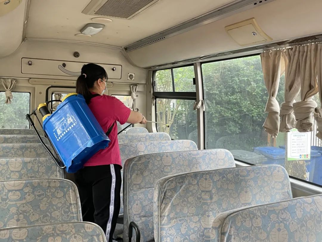 安全乘車，平安“童”行——2023學(xué)年下學(xué)期校車安全應(yīng)急演練