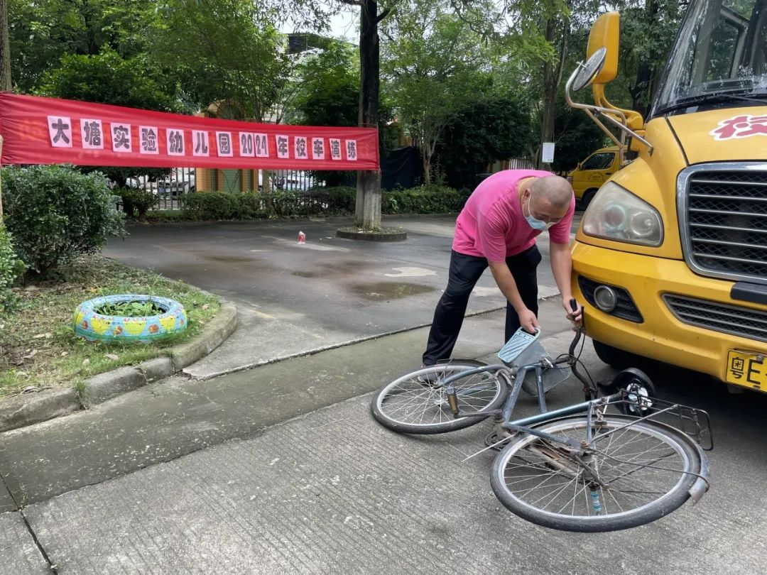 安全乘車，平安“童”行——2023學(xué)年下學(xué)期校車安全應(yīng)急演練