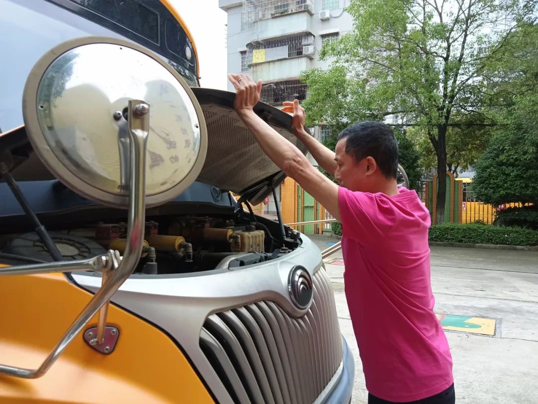 安全乘車，平安“童”行——2023學(xué)年下學(xué)期校車安全應(yīng)急演練