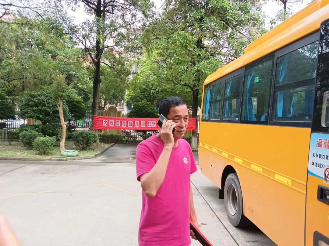 安全乘車，平安“童”行——2023學(xué)年下學(xué)期校車安全應(yīng)急演練