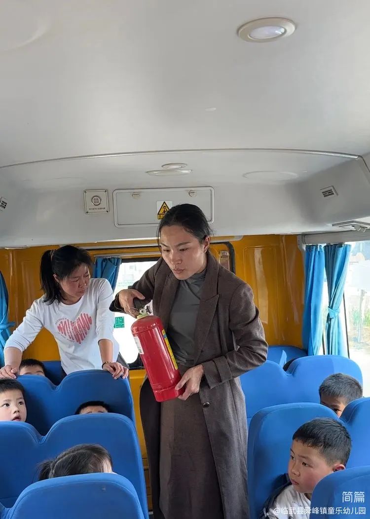 “為愛護航，校車安全伴我行”——童樂幼兒園校車安全演練
