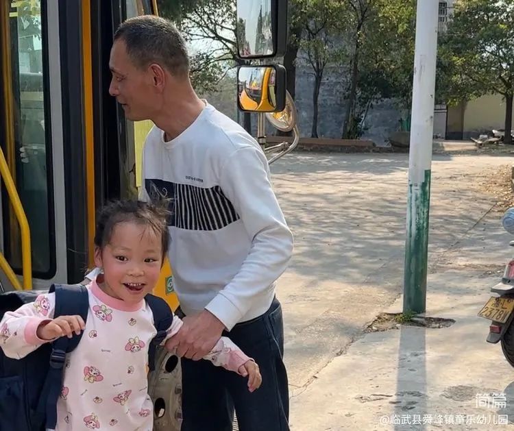 “為愛護航，校車安全伴我行”——童樂幼兒園校車安全演練
