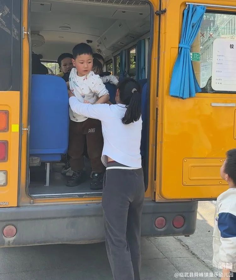 “為愛護航，校車安全伴我行”——童樂幼兒園校車安全演練