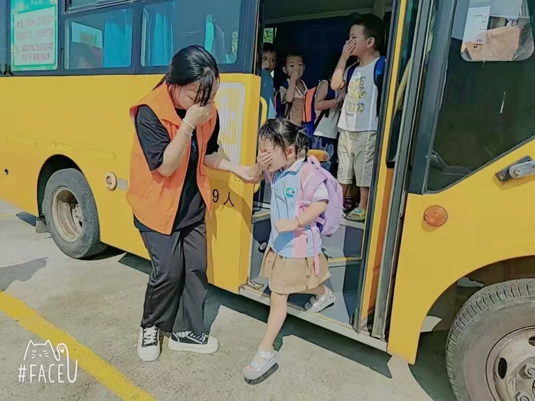 華林幼兒園校車(chē)逃生演練：為孩子安全“加碼”
