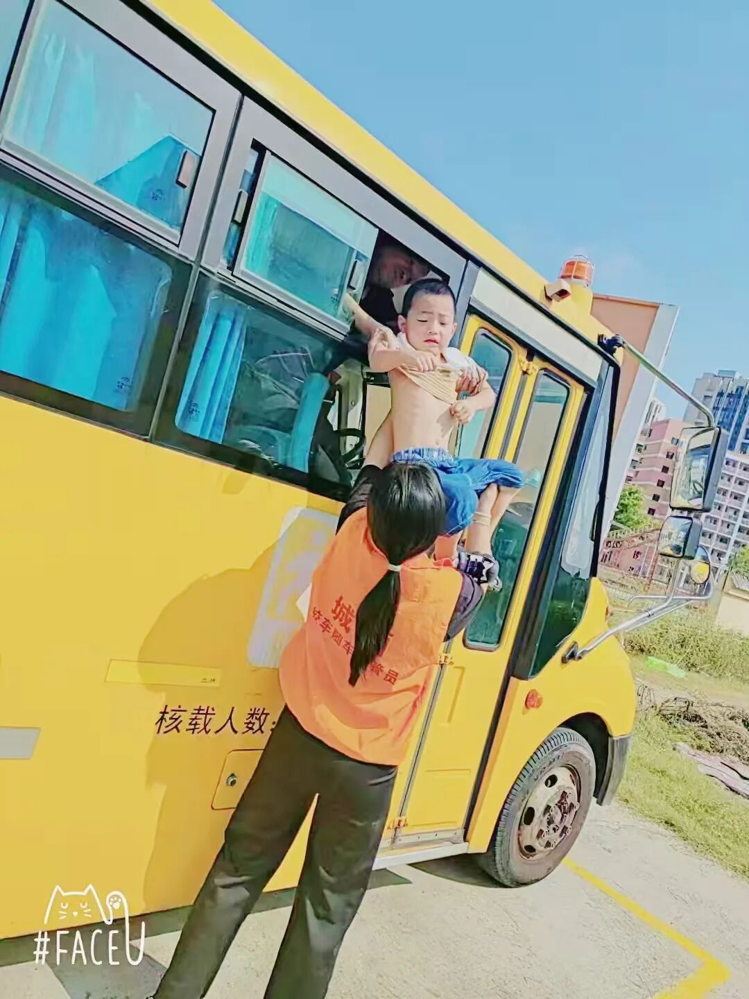 華林幼兒園校車(chē)逃生演練：為孩子安全“加碼”